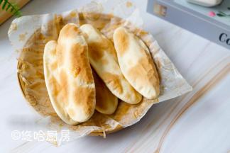 趁热咬一口，脆脆的烧饼，甜甜的好吃。