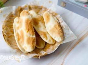 趁热咬一口，脆脆的烧饼，甜甜的好吃。
