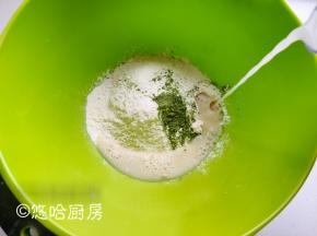 酵母先用温水融化开，倒入粉中，和成面团。