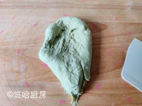 面团移至案板上揉光滑，放入植物油继续揉，不用像做面包一样揉出手套膜，能拉出较粗厚的面膜即可。