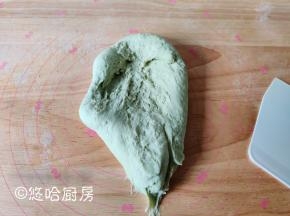 面团移至案板上揉光滑，放入植物油继续揉，不用像做面包一样揉出手套膜，能拉出较粗厚的面膜即可。