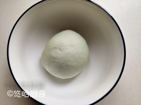 揉好的面团收圆，放大碗中在温暖的地方进行发酵，容器上盖好盖子保湿。