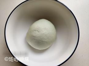揉好的面团收圆，放大碗中在温暖的地方进行发酵，容器上盖好盖子保湿。