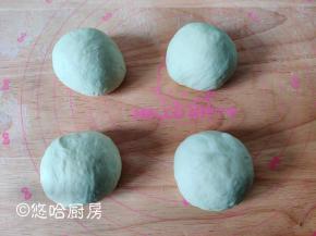 面团移至案板上，无需排气揉搓，分成均等的4份，滚圆后盖保鲜膜松弛15分钟。