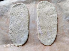 松弛后的面团上下擀长，擀开的时候面团可能会回缩，这个时候停下不要继续擀，盖保鲜膜继续松弛10分钟再擀开。擀好的面团放在油布上盖保鲜膜醒发20分钟左右，至少要让面团看起来有些蓬松。擀成圆形的也可以，这个随意哦。