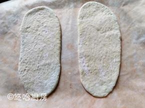 松弛后的面团上下擀长，擀开的时候面团可能会回缩，这个时候停下不要继续擀，盖保鲜膜继续松弛10分钟再擀开。擀好的面团放在油布上盖保鲜膜醒发20分钟左右，至少要让面团看起来有些蓬松。擀成圆形的也可以，这个随意哦。