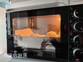 烤箱以上火250度、下火200度预热，烤盘放进去同时预热。预热到位后将上火调至230度，把油布放在烤盘中，放入烤箱中下层，烘烤5~8分钟。看到面团膨胀起来，表面上色后即可取出。