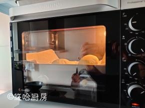烤箱以上火250度、下火200度预热，烤盘放进去同时预热。预热到位后将上火调至230度，把油布放在烤盘中，放入烤箱中下层，烘烤5~8分钟。看到面团膨胀起来，表面上色后即可取出。