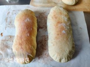 这种扁面包占地方，一盘只能烤2个，分2次烤好。