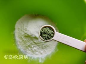 所有的粉类材料放入盆中，大麦苗粉放了这么2勺，没有可不放。当然可以做成其他味道的，像南瓜、紫薯、胡萝卜等等。