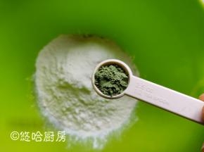 所有的粉类材料放入盆中，大麦苗粉放了这么2勺，没有可不放。当然可以做成其他味道的，像南瓜、紫薯、胡萝卜等等。