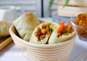放凉的面包从中间切开，切开就是一个小口袋，装上各种菜、肉就可以开吃。水煮的芹菜、胡萝卜，外加煎熟的鸡肉条，放点油辣子、老干妈什么的，灰常灰常好吃，算是中西合璧的吃法吧。
