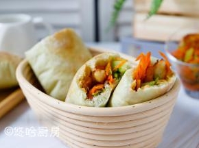 放凉的面包从中间切开，切开就是一个小口袋，装上各种菜、肉就可以开吃。水煮的芹菜、胡萝卜，外加煎熟的鸡肉条，放点油辣子、老干妈什么的，灰常灰常好吃，算是中西合璧的吃法吧。