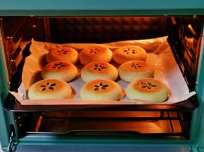 时间到后戴上隔热手套取下上面的烤盘与油纸，再端出烤盘。