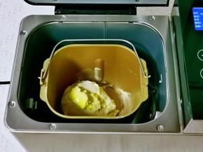 结束后面团处于扩展阶段，加入黄油，启动面包机揉面，揉到有手套膜即可，这款面团对于手套膜要求不是特别高。