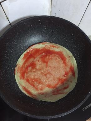 煎至两面金黄色即可均匀的涂抹一层番茄酱！