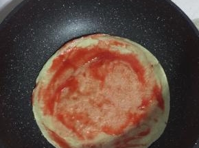 煎至两面金黄色即可均匀的涂抹一层番茄酱！