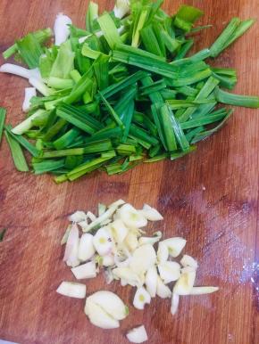 蒜苗洗净切成段，蒜瓣切成小块备用！