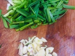 蒜苗洗净切成段，蒜瓣切成小块备用！