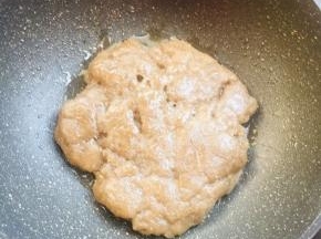 1碗红薯粉中加入1碗水搅拌均匀至无颗粒沉淀状态，起锅烧油，放入调好的粉浆翻炒片刻，成饼状即可！