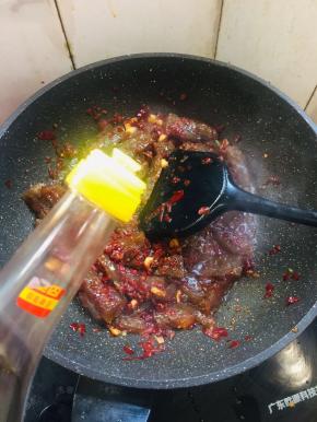 放入一勺味极鲜酱油翻炒均匀！