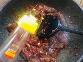 放入一勺味极鲜酱油翻炒均匀！