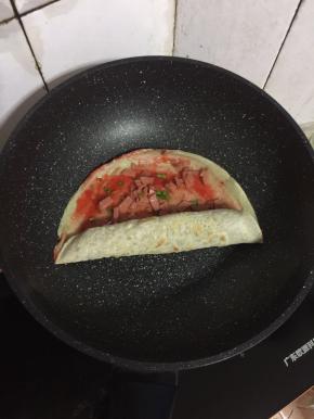 从一边开始慢慢的把饼卷起来，卷紧实！