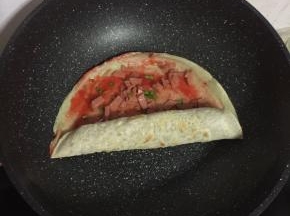 从一边开始慢慢的把饼卷起来，卷紧实！