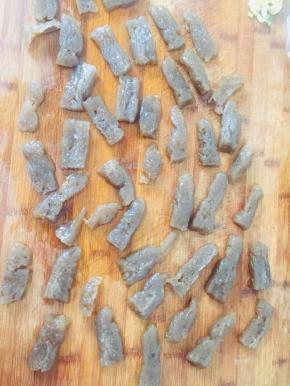 切成片，均匀的摆在案板上，晾凉备用！