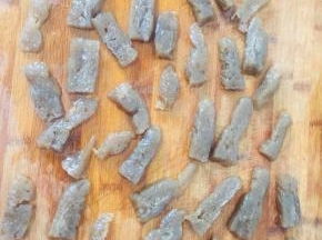 切成片，均匀的摆在案板上，晾凉备用！