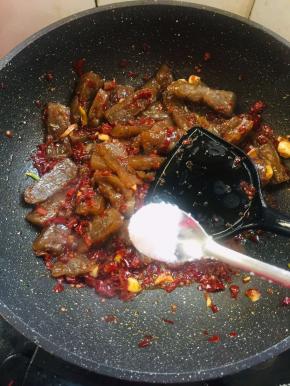 放入少许的盐调味！