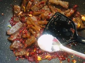 放入少许的盐调味！