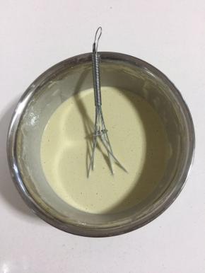 面粉中加入1个鸡蛋，1勺盐，适量的水搅拌均匀，调成面糊！