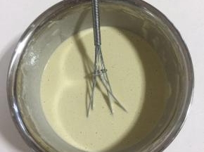 面粉中加入1个鸡蛋，1勺盐，适量的水搅拌均匀，调成面糊！