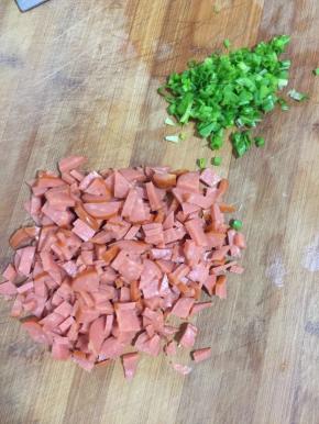 火腿肠切成小丁，葱切成葱花备用！