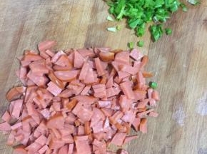 火腿肠切成小丁，葱切成葱花备用！