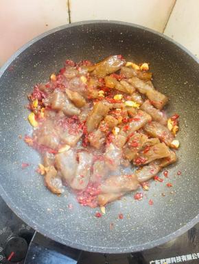 放入晾凉的粉臼翻炒均匀！