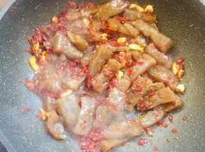 放入晾凉的粉臼翻炒均匀！