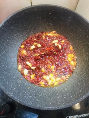 起锅烧油，放入蒜瓣，剁椒翻炒片刻！