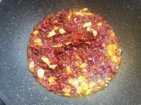 起锅烧油，放入蒜瓣，剁椒翻炒片刻！