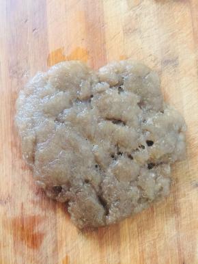 粉臼炒好了盛出来，放在案板上！