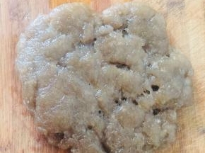 粉臼炒好了盛出来，放在案板上！