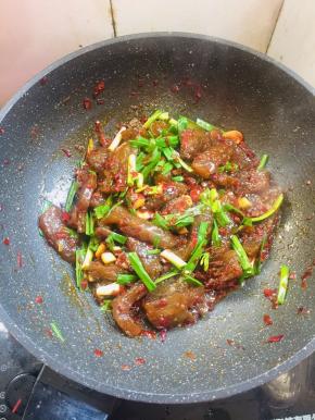 起锅前放入适量的鸡精翻炒均匀即可！