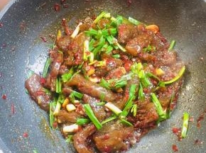 起锅前放入适量的鸡精翻炒均匀即可！