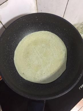 锅烧热放入少许的油，晃一晃锅，倒入适量的面糊，再转动锅，让面糊均匀的薄薄的一层覆在锅里！表皮干了，翻面再继续煎！