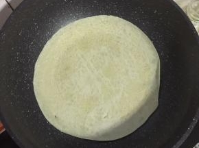 锅烧热放入少许的油，晃一晃锅，倒入适量的面糊，再转动锅，让面糊均匀的薄薄的一层覆在锅里！表皮干了，翻面再继续煎！