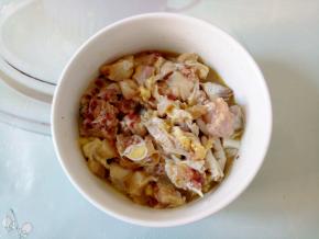 土鸡肉质比较紧实，不太容易入味，所以先剁小块，用料酒和盐腌渍至少一小时。