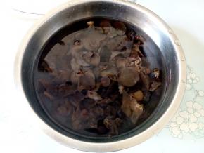 木耳一大把泡发三小时，中间最好换几次水，把杂质和坏的挑出来。