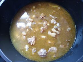 倒入一碗半的热水，要完全没过鸡肉，拌匀一下，盖上，煮沸后转小火焖半小时左右。注意中间要不时翻动几下，防止水烧干。