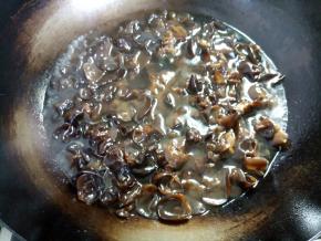 木耳泡发好后，洗干净，先焯一下水，水开煮一两分钟就好，然后捞起备用。